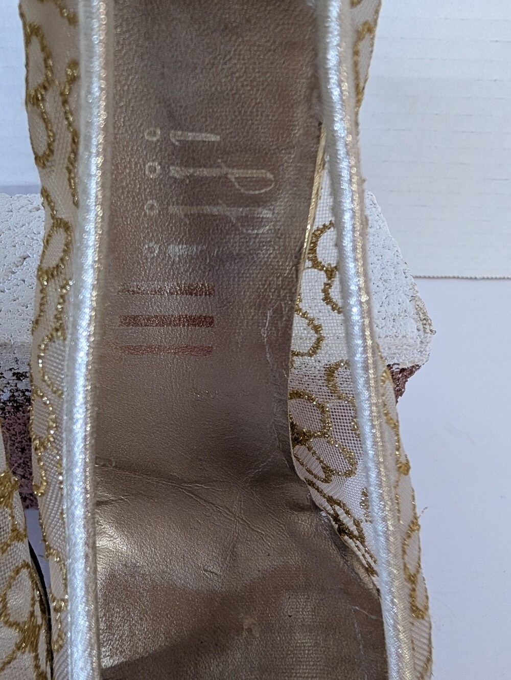 Vintage Shoes Gold Mesh Mid-Heel Pumps - Women's Dress Shoes Sz 7 - Picture 6 of 10